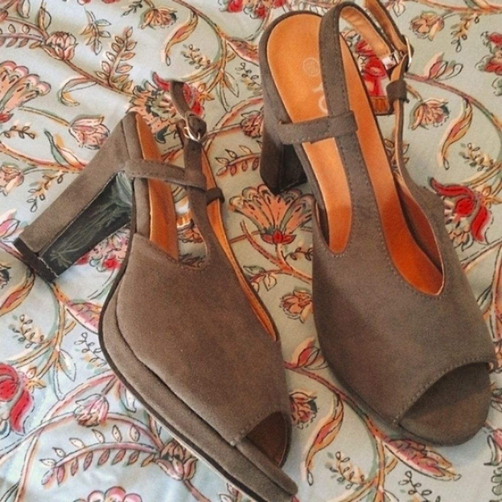 NWOT Yoins Sage Slingback Heels